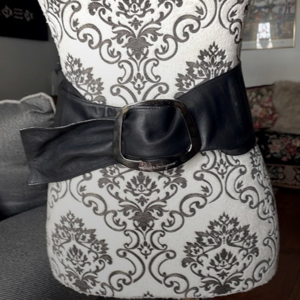 Salvatore Ferragamo black supple Leather Belt pull thru closure - Picture 3 of 9